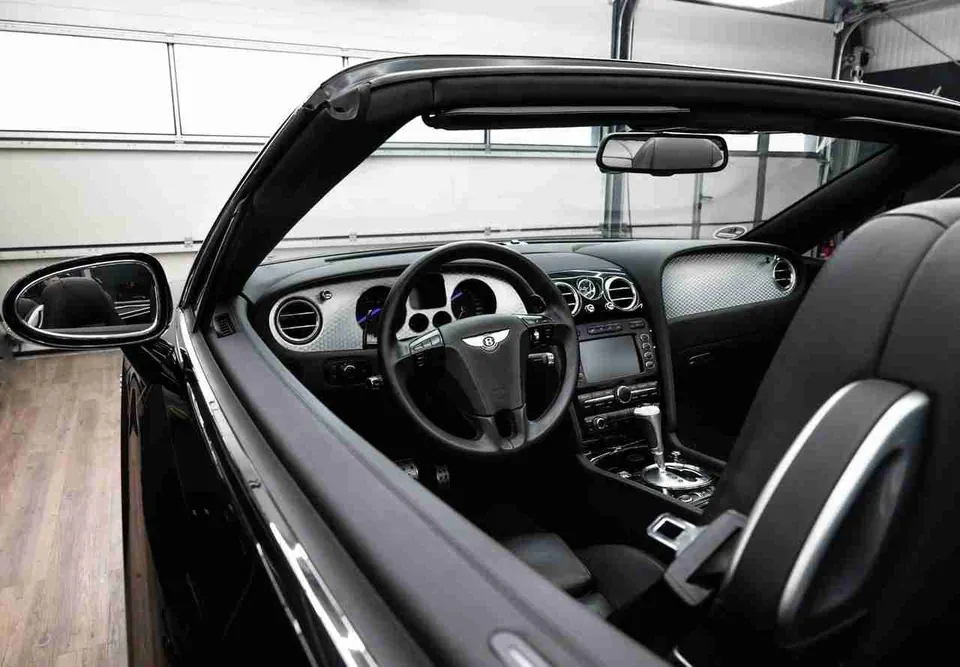 Detailaufnahme eines sauberen Luxusauto-Innenraums mit lenkrad und Armaturenbrett